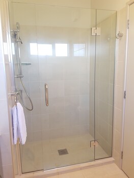 Lake Taupo Gem Book One Or Both (لیک تاوپو جم بوك وان اور بوت) Bathroom Shower