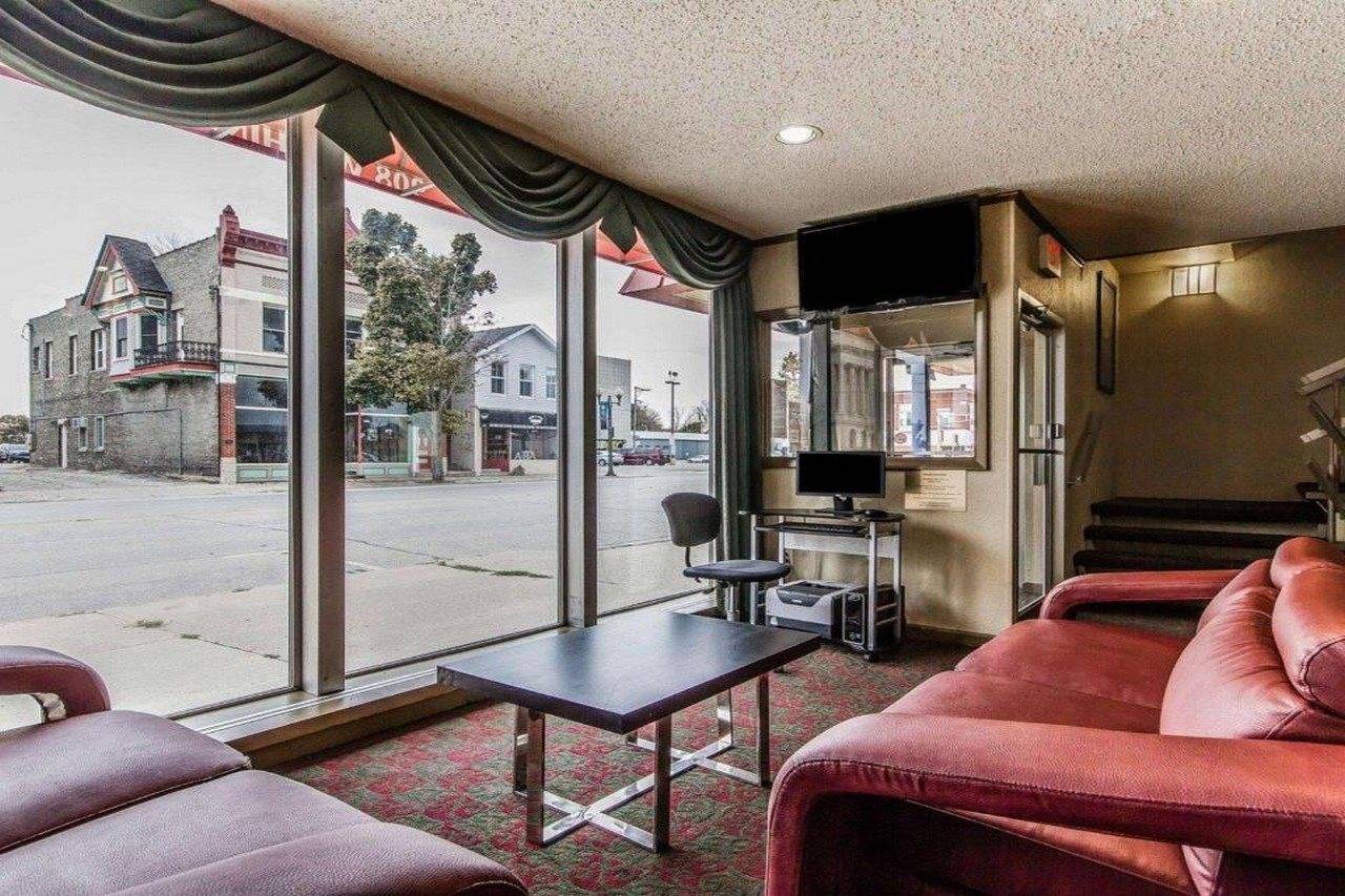 Days Inn by Wyndham Manitowoc - photo 3