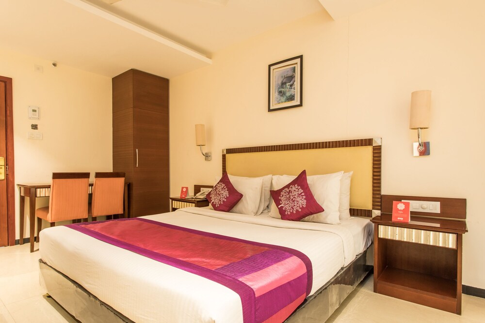 Oyo 10215 Hotel Nandi Guestroom
