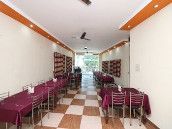 Oyo 9848 Hotel Dev Palace Restaurant
