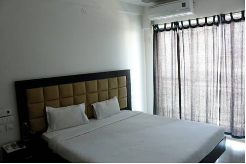 Laurent & Benon Lux Service Apartment Khar West 