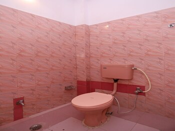 Oyo 1402 Hotel Prithvi Bathroom