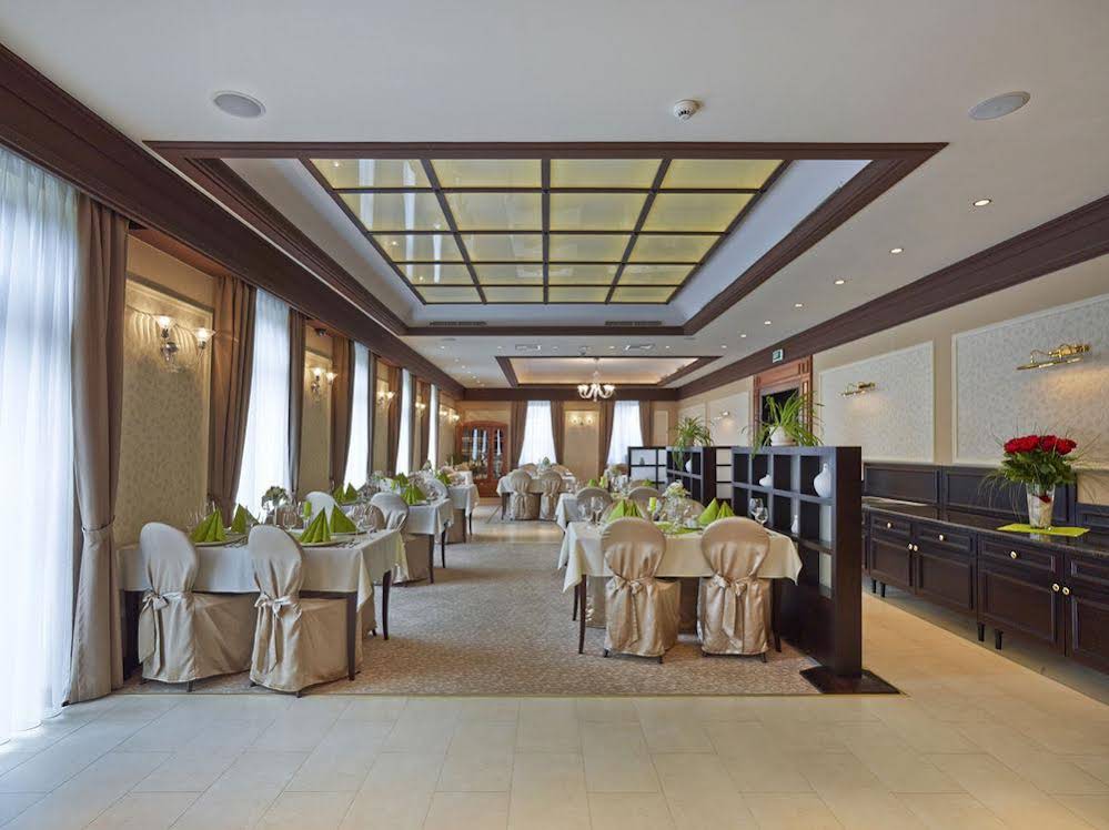 Hotel Stefanik (هتل استفانیك) 
