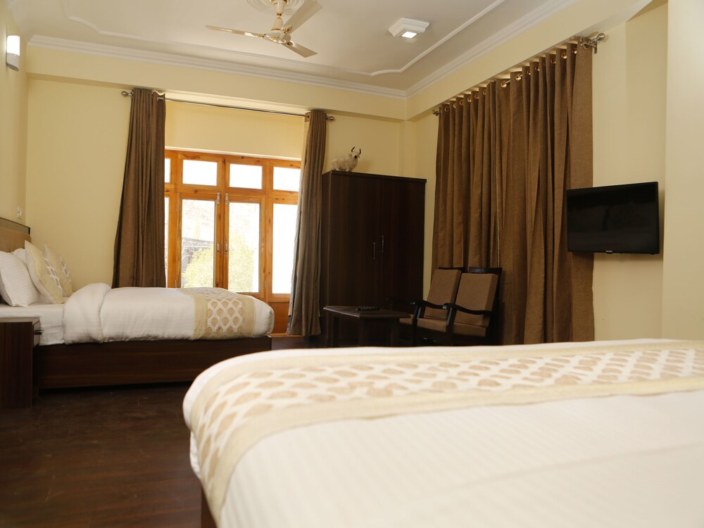 Oyo 11490 Hotel Royal Hill Guestroom