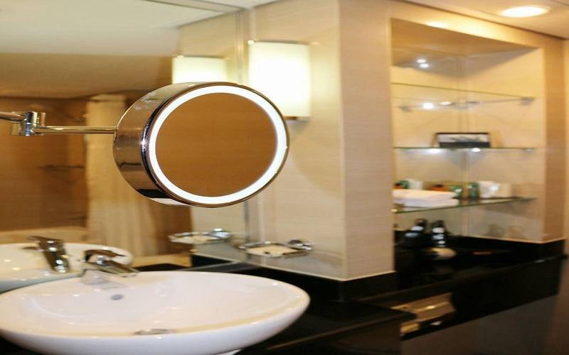 Radisson Blu Hotel & Resort Al Ain (رادیسون بلو هتل و ریزورت ال آین) Room