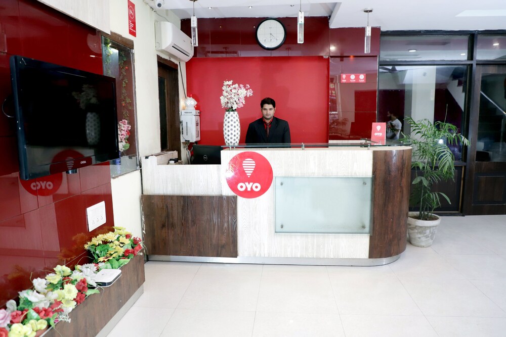 Oyo 9945 Hotel R Inn Reception