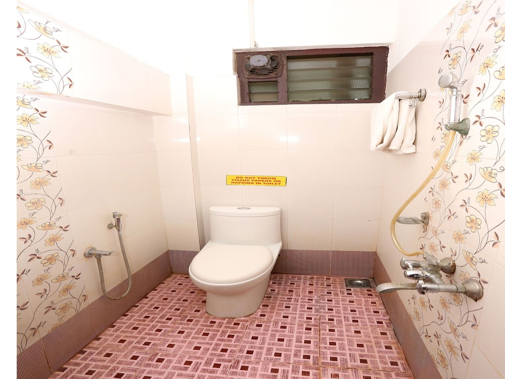 Oyo 9417 Seaside Residency Bathroom