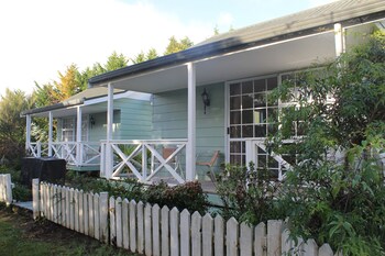 Ash Grove Boutique Motel Guestroom