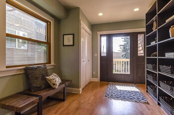 6 Luxurious 6br Seattle Home Living Area