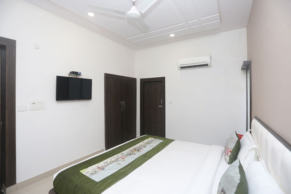 Oyo 9368 Hotel Pratap Guestroom