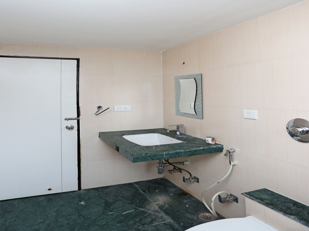 Oyo 3336 Hotel Mantri Residency Bathroom