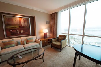 Aaa 3 Rooms 3 Bath Suite At The Signature Condo Hotel Living Area
