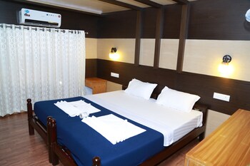 Jct Houseboat Guestroom