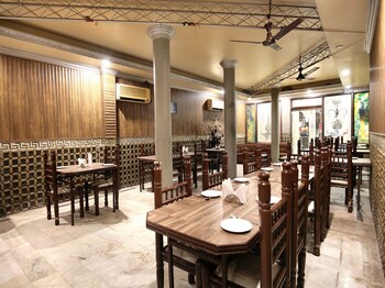 Oyo 966 Hotel Sallow International Restaurant
