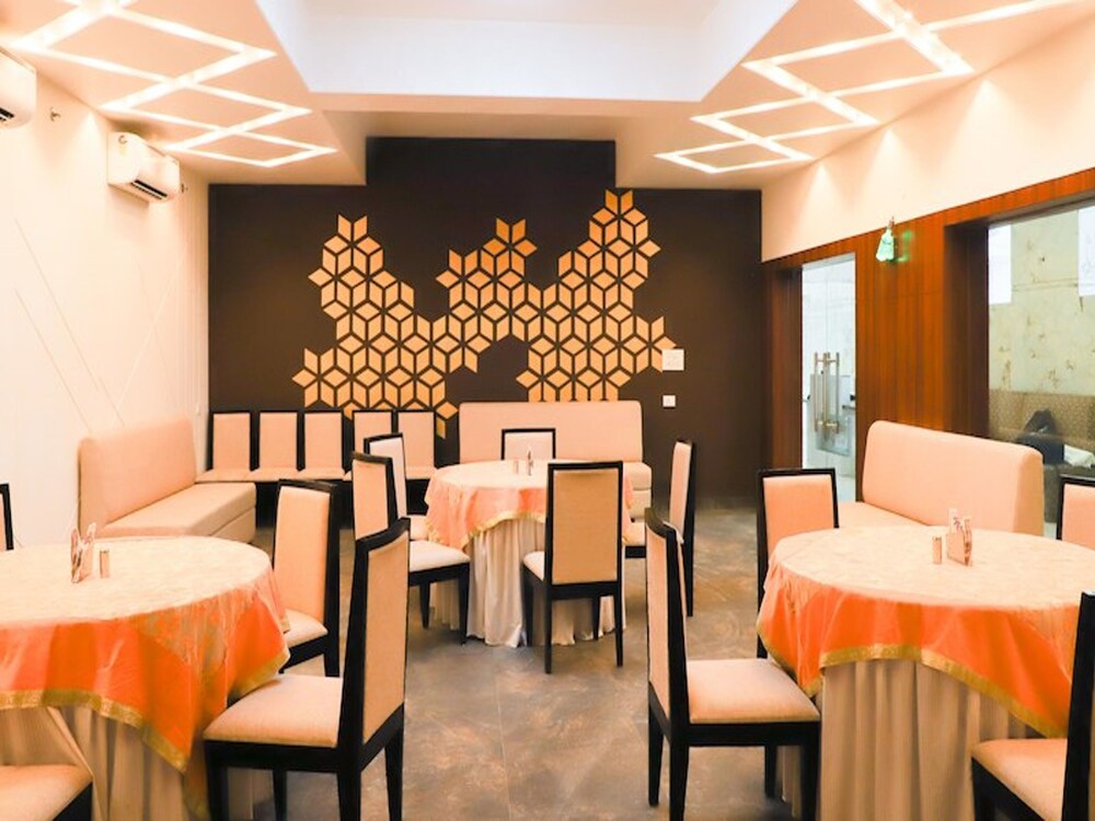 Oyo 16768 Hotel Lotus Grand Restaurant