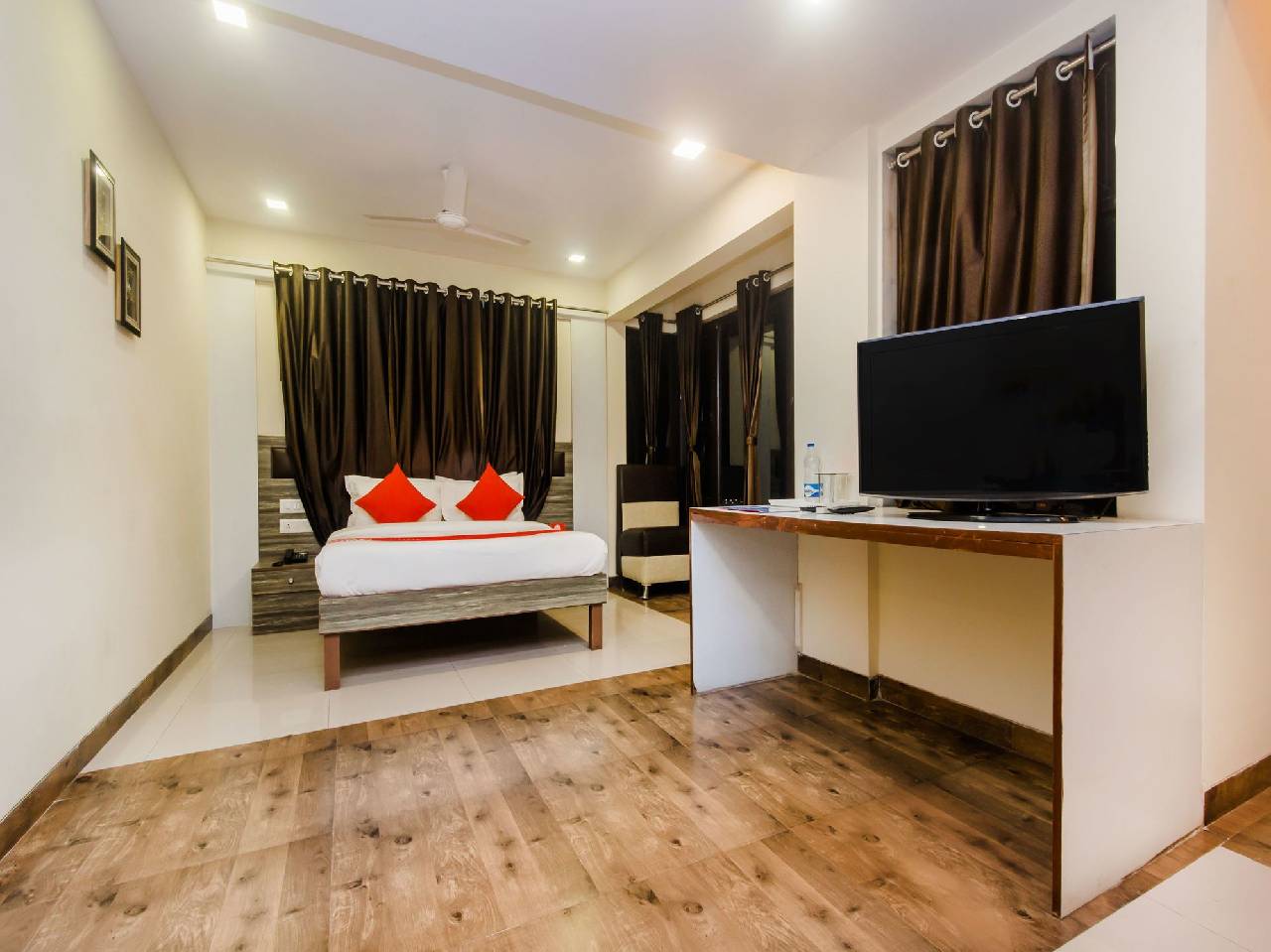 Oyo 11855 Phoenix Hotel 
