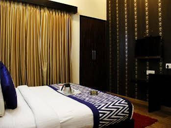 Oyo Premium Behind Ambience Mall 