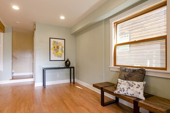 6 Luxurious 6br Seattle Home Living Area