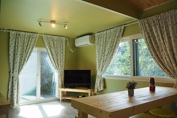 Seogwipo Seongsan Evergreen Pension Living Area