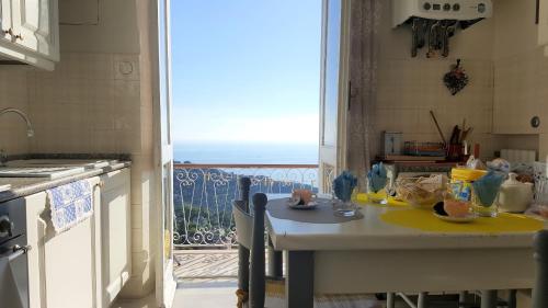 Un Balcone Tra Cielo E Mare 