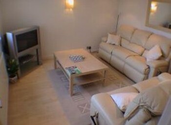 Earle House Serviced Apartments Living Room