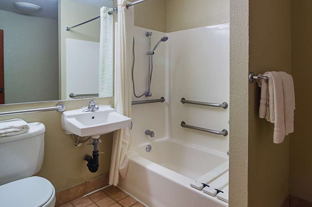 Motel 6 Portland Downtown Convention Center bathroom