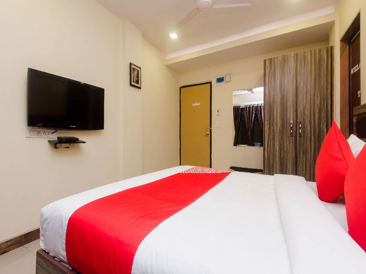 Oyo 11855 Phoenix Hotel 