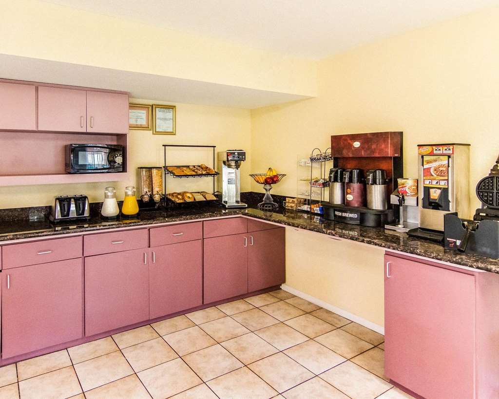 Rodeway Inn & Suites Highway 290 Northwest (رودوی این و سوئیتس هایوی ۲۹۰ نورتوست) 