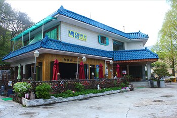 Muju Bakam Villa Pension Exterior
