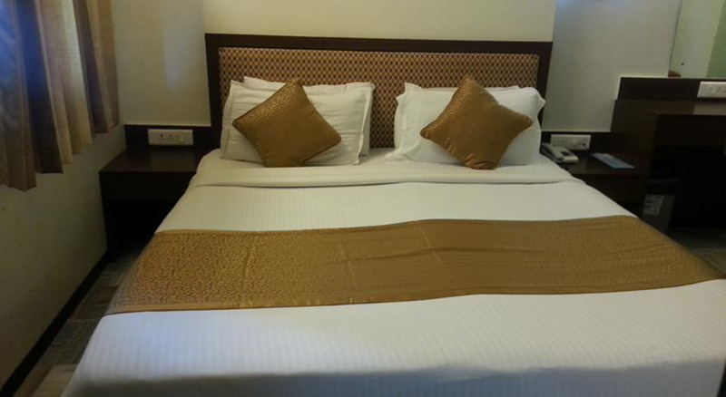 Hotel Avon Ruby Room