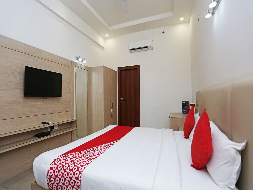Oyo 16768 Hotel Lotus Grand Guestroom