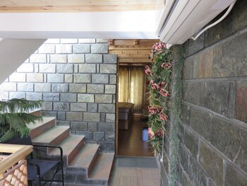 Hotel Nezer Holiday Inn (هتل نزر هالیدی این) Staircase