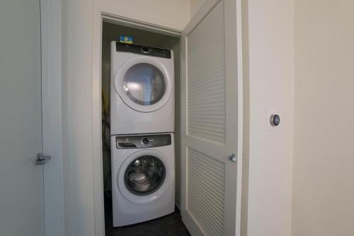 Downtown Condo With Free Parking 