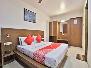 Oyo 9626 Hotel Kalyan Guestroom