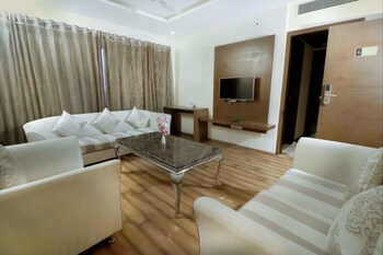 Shanti Clarks Inn Suites Guestroom