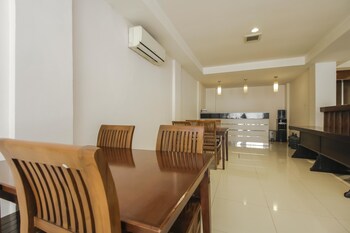 Reddoorz Plus Near Galaxy Bekasi Lobby