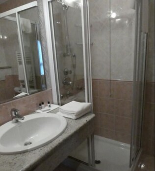 Hotel Splendid (هتل اسپلندید) Bathroom