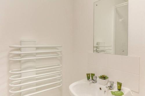 1br Apartment In A Beautiful Building Walking Distance From The Curve Theatre 