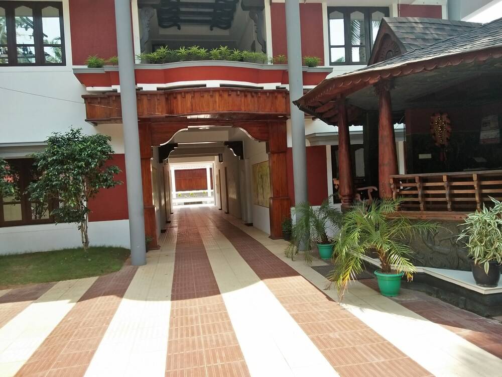 Black Beach Resort Courtyard