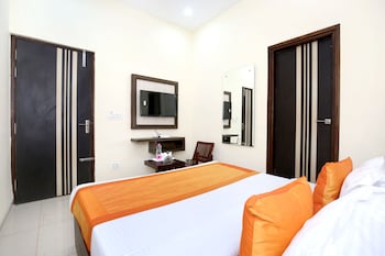 Oyo 10832 Hotel Jb 2 Guestroom