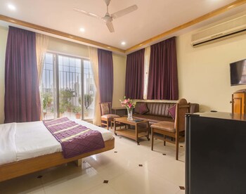 Hotel Parklane Guestroom