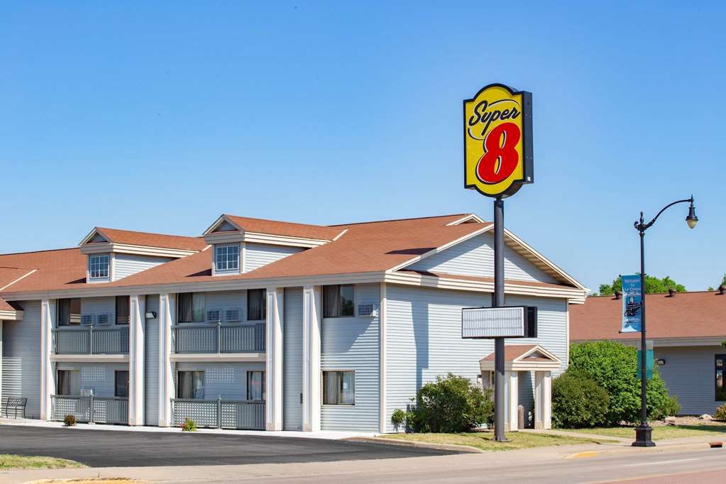 Super 8 by Wyndham La Crosse - photo 2