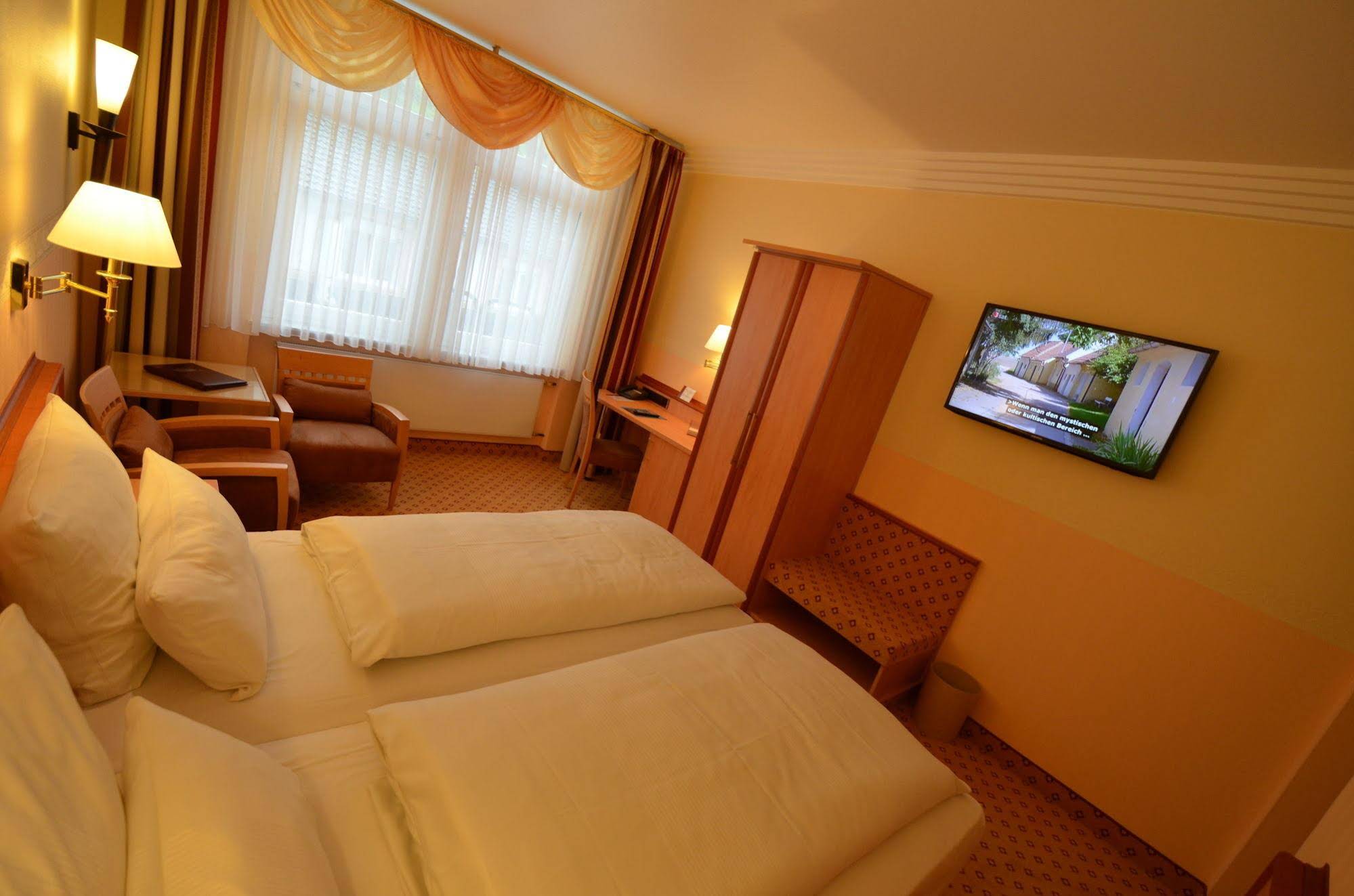 Hotel Mack (هتل ماک) 