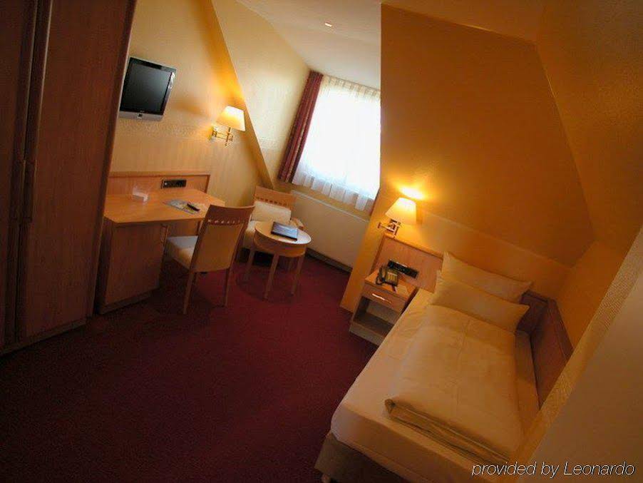 Hotel Mack (هتل ماک) 