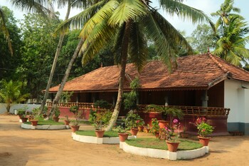 Oyo 8839 Near Vadackal Beach Road Hotel Front