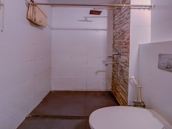 Oyo 3465 Hotel Pearl Bathroom