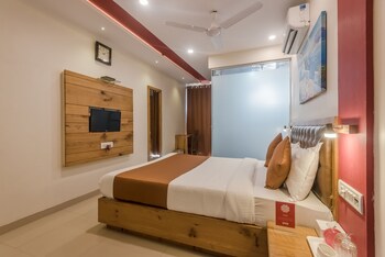 Oyo 8490 Hotel Grandeur Guestroom