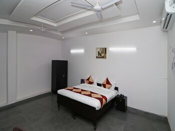 Oyo 11533 Hotel Green View Guestroom