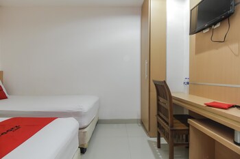 Reddoorz Plus Near Galaxy Bekasi Guestroom