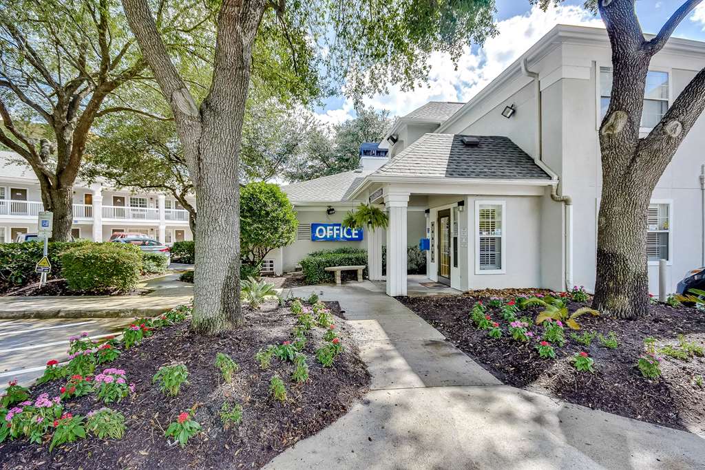 Studio 6 Houston Hobby exterior